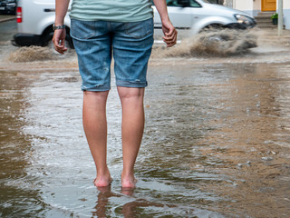 Frau steht im reißenden Hochwasser