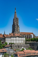Obraz premium Berner Münster mit Aare und Altstadt blauer Himmel 