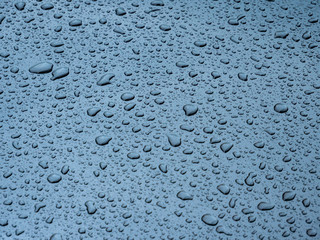 Autolack mit Wasserperlen