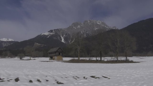 4K, UHD, K&auml;rnten, Gailtal, Oberes Gailtal, Oberk&auml;rnten, Winter, Schnee, Jahreszeit, Feld, Wiese, verschneit, Scheune, Stadel, Wirtschaftsgeb&auml;ude, Landwirtschaft, Baum, Obstbaum, kahl, Kirche, Kirchtur