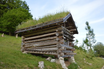 Traditionelles landwirtschaftliches Gebäude in den Alpen