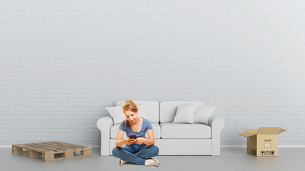 Umzug Konzept mit junger Frau und Sofa