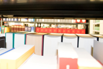 Fototapeta premium Blick durchs Bücherregal