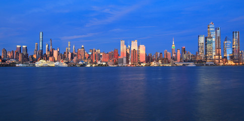 Fototapeta na wymiar New York City skyline at dusk reflected in Hudson River, USA