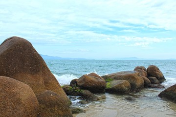 Fototapeta na wymiar Mar e rochas da Praia da Lagoinha do Norte, cidade de Florianópolis, estado de Santa Catarina, Brasil