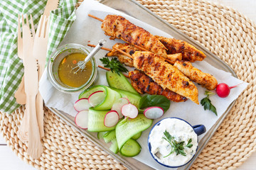 Gegrillte Spiesse mit Salat