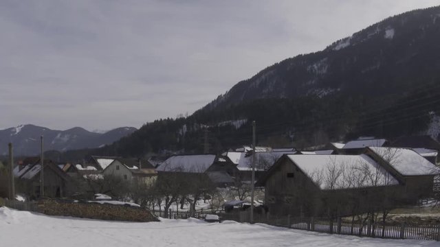 4K, UHD, K&auml;rnten, Gailtal, Oberes Gailtal, Oberk&auml;rnten, Winter, Schnee, Jahreszeit, Feld, Wiese, verschneit, Scheune, Stadel, Wirtschaftsgeb&auml;ude, Landwirtschaft, Baum, Obstbaum, kahl, Kirche, Kirchtur