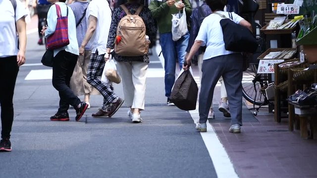 高齢化社会イメージ　東京　巣鴨　歩く人々　スローモーション