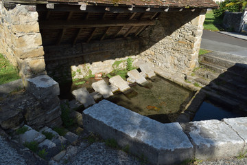 Le Lavoir d'Audaux et ses planches en pierre pour laver le linge, des lavandières le dos courbé...