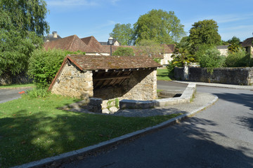 Fototapeta na wymiar Un joli petit village dans le Béarn français et sa campagne avec ses maisons d'une architecture particulière et à ses toits adapté aux fortes pluies