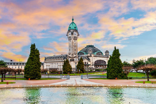 Gare de Limoges sous un ciel superbe, dans la Haute-Vienne, en Nouvelle-Aquitaine, France
