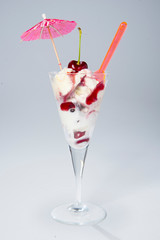 Gelato con ciliegia