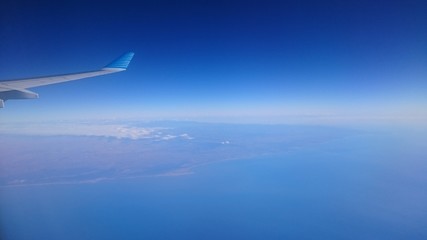 Fototapeta na wymiar ventanilla de avion sobre africa