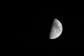 La luna nel cielo di notte