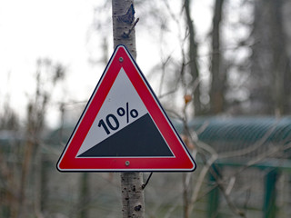 Hinweis-Schild Steigung
