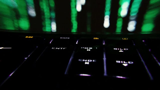 Finger dr&uuml;ckt Entfernen Taste auf Tastatur vom Computer
