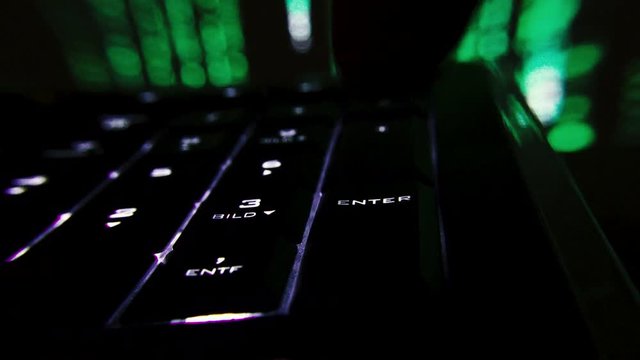 Finger dr&uuml;ckt Entfernen Taste auf Tastatur vom Computer