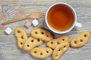 Tea and tasty pretzels with sugar
