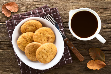 Traditionelle Chilenische Sopaipillas, ein frittiertes Gebäck mit püriertem Kürbis im Teig, serviert mit Chancaca süße Sauce an der Seite
