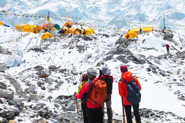 Glasschilderij Mount Everest Mount Everest-basiskamp, tenten, Khumbu-gletsjer en bergen, Sagarmatha National Park, trektocht naar Everest-basiskamp - Nepal Himalaya