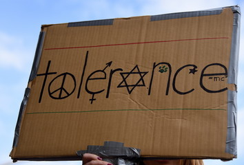 Pappschild auf einer Demo mit dem Slogan 