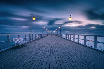 Verlichte houten pier in Gdynia Orlowo. Vroeg in de ochtend aan de Oostzee. Polen, Europa.