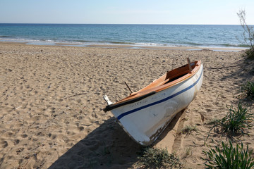 Naklejka premium Boot am Meer am Limni Korissia auf Korfu