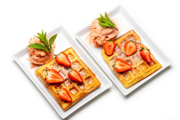 Belgische Waffel mit Erdbeeren auf weiß