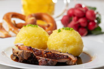 Schweinebraten mit Knödel