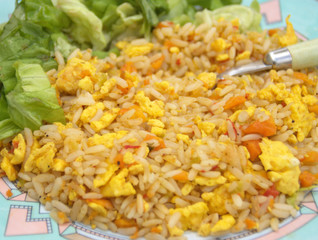 entrée fraîche d'été ,riz ,maïs carottes dans assiette