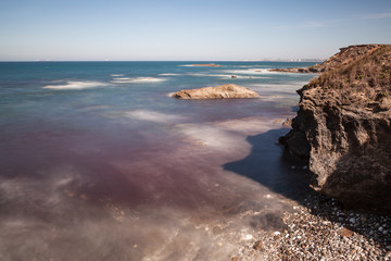 Rota dos pescadores, Costa Alentejana no sudoeste de Portugal, com as suas formações rochosas e águas transparentes, onde se pode ver a tonalidade avermelhada que as algas conferem á água.