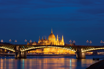 Fototapeta na wymiar Margaret bridge and Parliament in Budapest at night