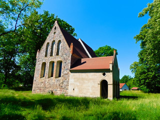 Fototapeta na wymiar Frühgotisches Kirchengebäude aus dem 13. Jahrhundert