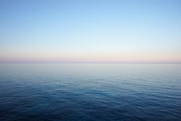 Fotobehang Zeegezicht in delicate pastelkleuren met de horizon van de zee en de heldere lucht vroeg in de ochtend. Middellandse Zee © Tanya