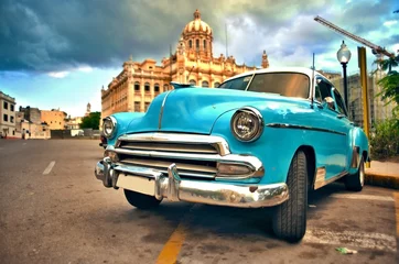 Fotobehang HAVANA, CUBA-JUN 7, 2016: oude klassieke Amerikaanse auto geparkeerd op straat van Havana City © javier