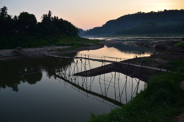 ラオスの世界遺産のルアンパバーン　美しい夕日とメコン川　竹の橋とボート