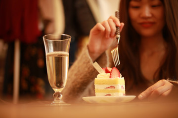 ケーキを食べる女性