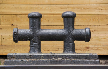 pedestal with a common base on the deck of the ship or on the pier for fixing cables