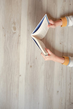 Close-up of a reader and copy space.  読書をする人のクローズアップとコピースペース