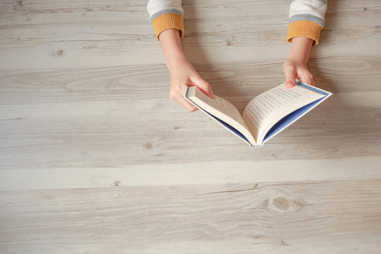Close-up of a reader and copy space.  読書をする人のクローズアップとコピースペース