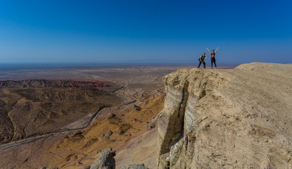 tourists on the edge of the canyon