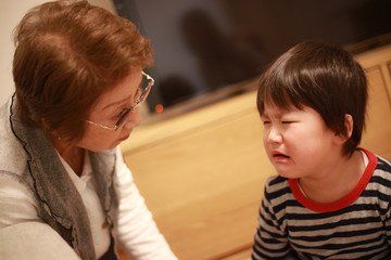 泣く男の子とシニア女性