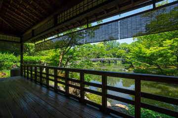 京都御苑の拾翠亭（しょうすいてい）と九條池　新緑　