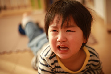 泣く男の子
