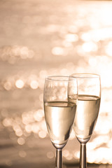 2個のグラス　きらめく光