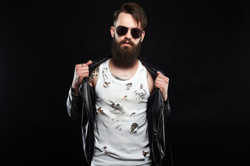 Obraz premium fashionable tattooed handsome man in sunglasses