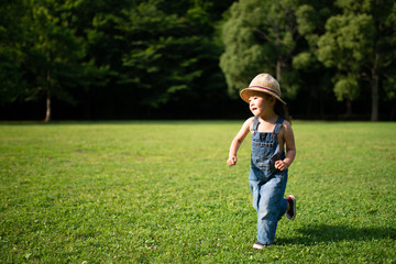 草原で走る女の子