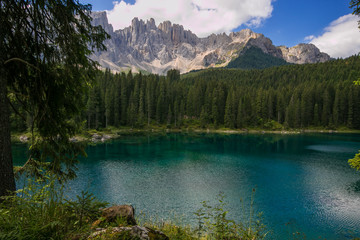 Fototapeta na wymiar Famoso lago di Carezza in Val d'Ega