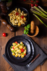 crispy gnocchi with roasted asparagus and tomatoes