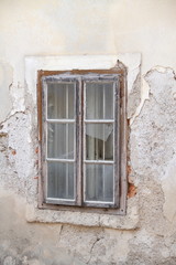 Fototapeta na wymiar alte kaputte Fenster
